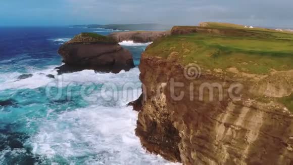 飞越令人敬畏的爱尔兰西海岸视频的预览图