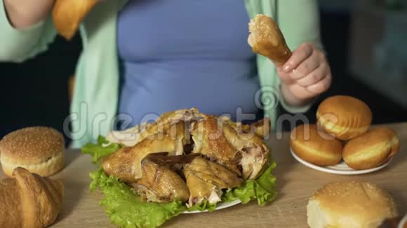 肥胖女性吃鸡肉和面包营养不良暴饮暴食问题视频的预览图