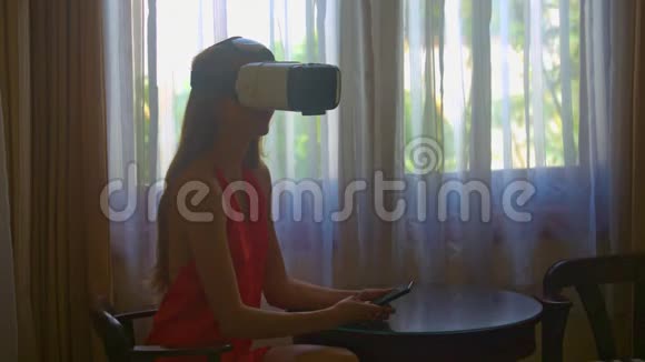 女性在虚拟现实中的位置在窗口特写的头盔上视频的预览图