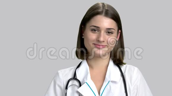 灰色背景的年轻微笑医生视频的预览图