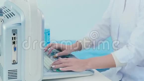 女性的手按着超声波的按钮视频的预览图