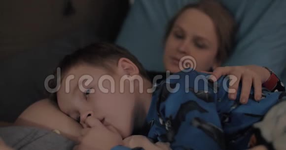 怀着儿子躺在肚子上的孕妇视频的预览图