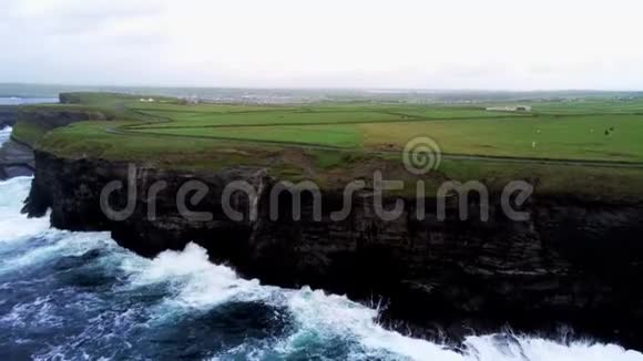 傍晚爱尔兰西海岸陡峭的悬崖视频的预览图