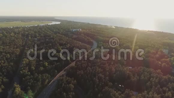 海洋森林日落无人机飞行Jurmala城市自然天空水视频的预览图