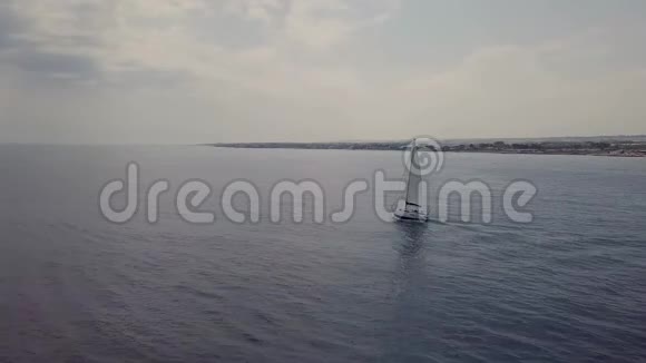 沿海岸线的帆船的鸟瞰图视频的预览图