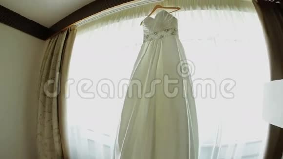 白色新娘礼服视频的预览图