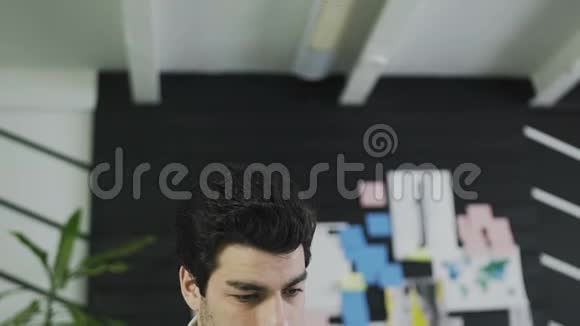 在办公室工作时使用图形平板电脑的创意设计师视频的预览图