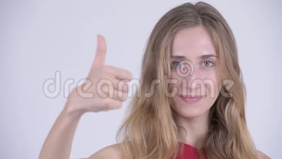 年轻漂亮的金发美女竖起大拇指视频的预览图