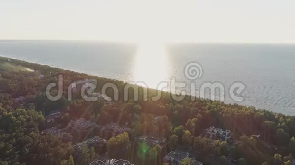 海洋森林日落无人机飞行Jurmala城市自然天空水视频的预览图