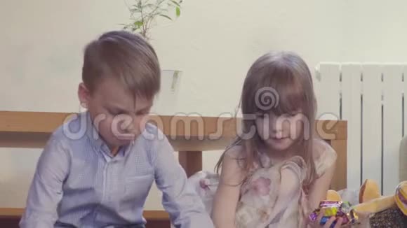 女孩和男孩玩糖果视频的预览图