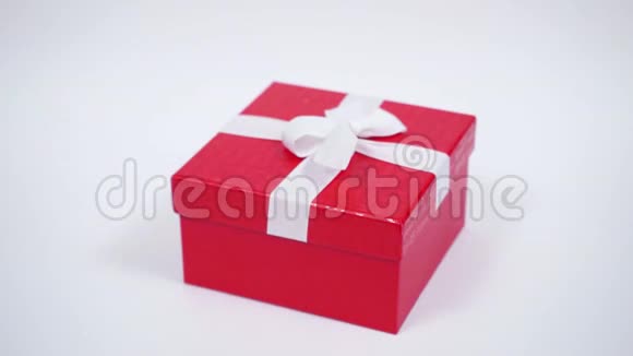 最好的礼物红色盒子里的奇拉视频的预览图