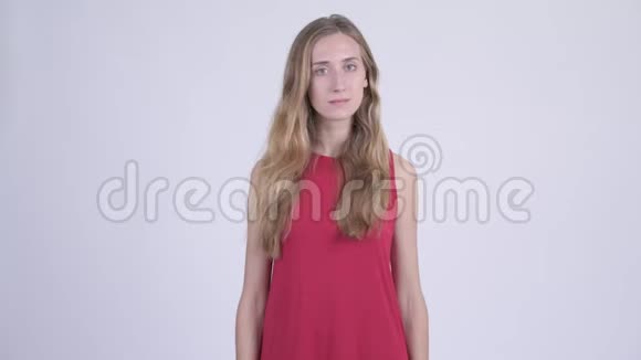 年轻愤怒的金发女人竖起大拇指视频的预览图