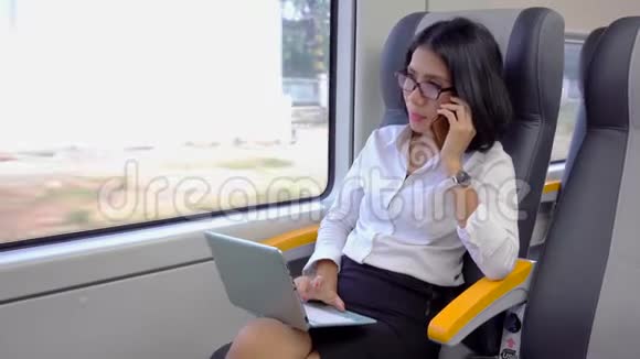 在火车上用手机说话的工人视频的预览图