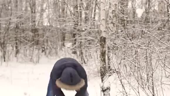 在雪地公园里玩雪球的快乐男人视频的预览图