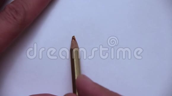 一个人手用全彩色铅笔把比特币涂在白纸上视频的预览图