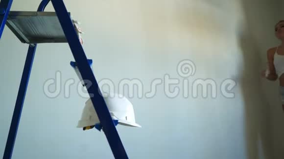 施工现场白色头盔和蓝色金属梯子视频的预览图