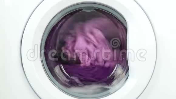 洗衣机洗涤纺纱和旋转湿衣服视频的预览图