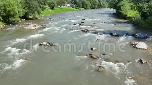 喀尔巴阡山脉的山河泥泞的脏水流过岩石视频的预览图