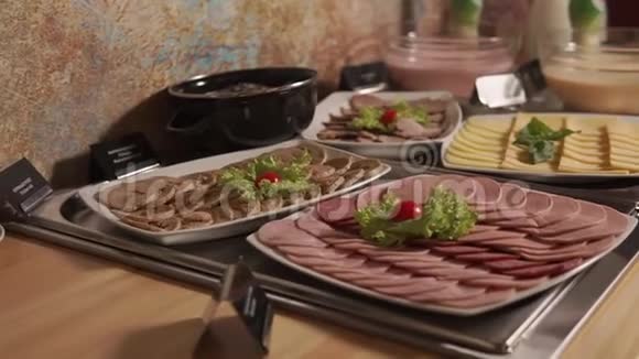 自助早餐早上酒店提供香肠和奶酪切片服务视频的预览图
