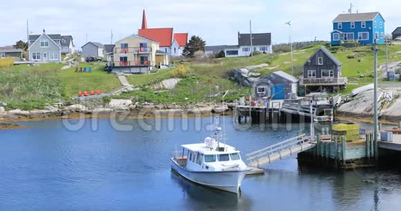 新斯科舍省PeggysCove的彩色建筑景观视频的预览图