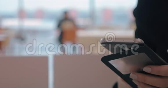 在机场咖啡厅用手机的女人视频的预览图