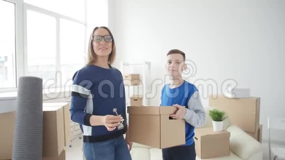 年轻的妈妈和儿子要搬到新公寓视频的预览图
