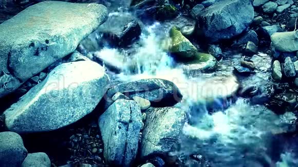 春季小溪瀑布和断水器视频的预览图
