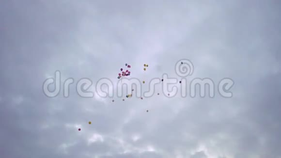 气球在天空中飞翔视频的预览图