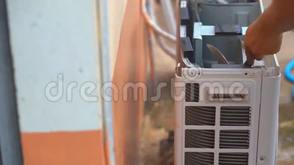 技术工人检查和清洁炎热夏季的空气状况视频的预览图
