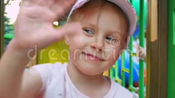 小女孩在儿童游乐场微笑视频的预览图
