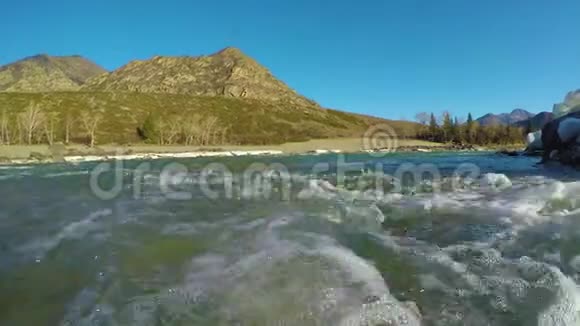 泉水在小溪里雪在山谷里阳光在照耀视频的预览图