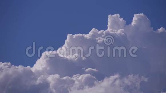 蓝天上的白色积雨云视频的预览图
