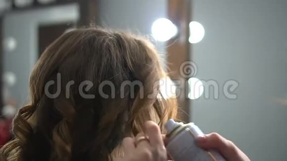 理发店用发胶造型特写理发师的双手女性健康的金发视频的预览图