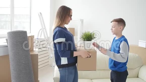 年轻的妈妈和儿子要搬到新公寓视频的预览图