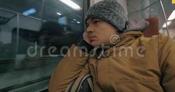 晚上乘车时火车乘客向窗外看的时间视频的预览图