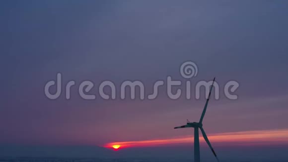 波兰日落时风力涡轮机能源生产剪影视频的预览图