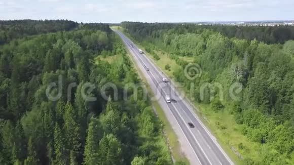 森林中公路的俯视图剪辑阴天背景下城市农村公路交通视频的预览图