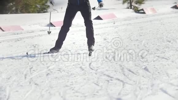 卡赞俄罗斯2018年3月滑雪者缓慢运动在滑雪道上滑冰直到冬天结束视频的预览图