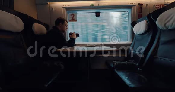从移动列车上拍摄曼式股票视频的预览图