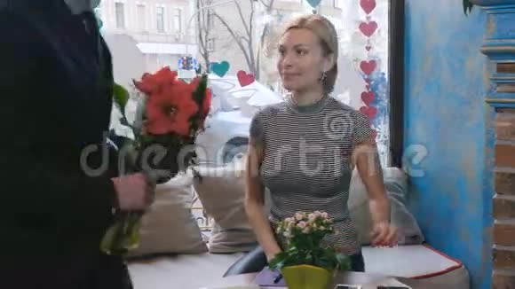 他把花送给咖啡馆里的女人视频的预览图