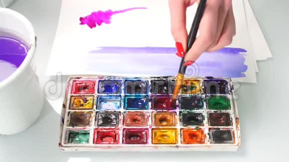 女艺术家手中握着调色板混合着油彩视频的预览图