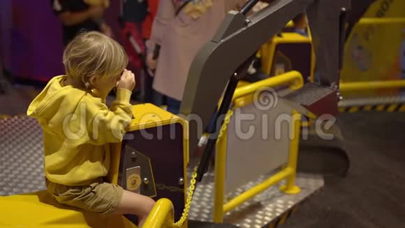 一个小男孩参观儿童科学博物馆的慢镜头男孩玩挖掘机的模型儿童视频的预览图