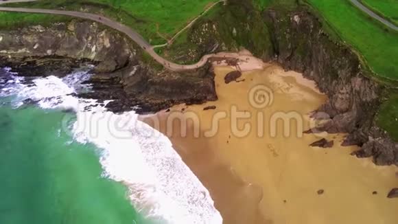 爱尔兰西海岸邓莫尔海岬美丽的海滩鸟瞰视频的预览图