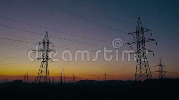 从电力线的高度看日落天空的轮廓视频的预览图