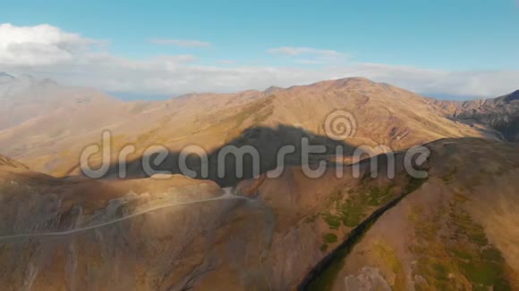 山脉中的道路4K史诗般的无人机飞行高加索山脉和山谷美景格鲁吉亚自然视频的预览图
