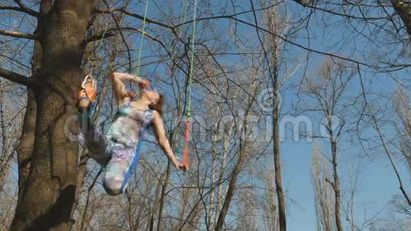 可爱的女人在户外绳索上做气重力练习视频的预览图