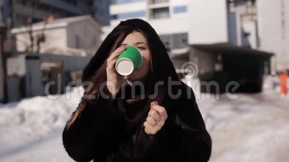 穿着毛皮外套的女孩冬天温暖的芳香咖啡视频的预览图