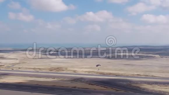 航空节降落伞降落鸟瞰图视频的预览图