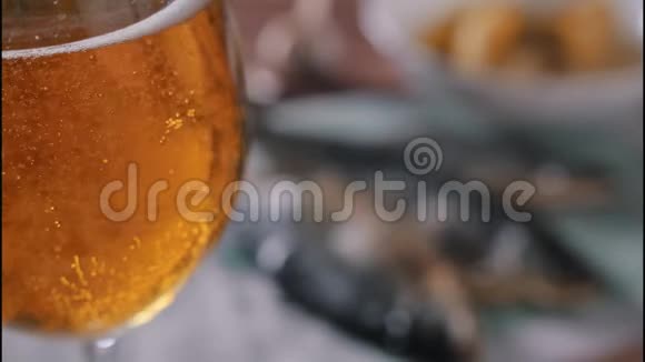 在干鱼面前的啤酒杯里放着啤酒视频的预览图