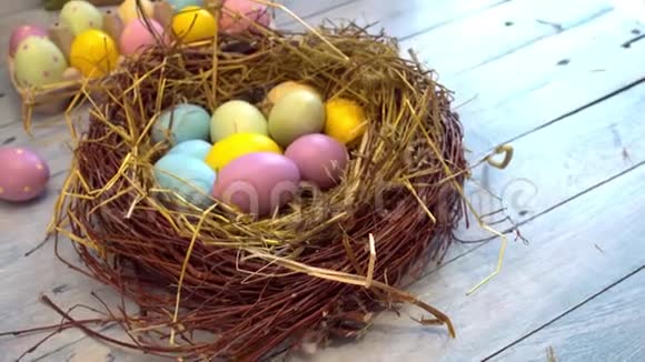复活节庆祝传统符号概念窝与鸡蛋特写视频的预览图